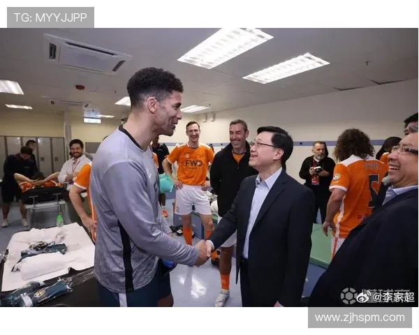 足球明星亲自送出限量版球衣与球迷互动引发热潮