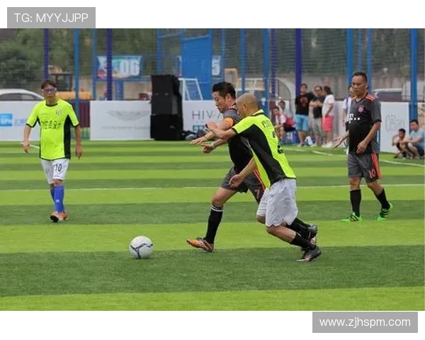 足球明星挑战绕杆极限技巧视频展现惊人球技与创意瞬间